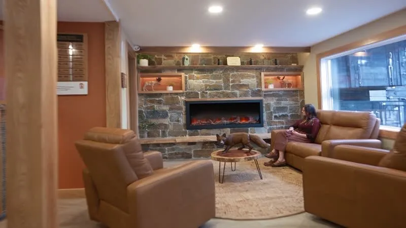 Scene 4: Lounge